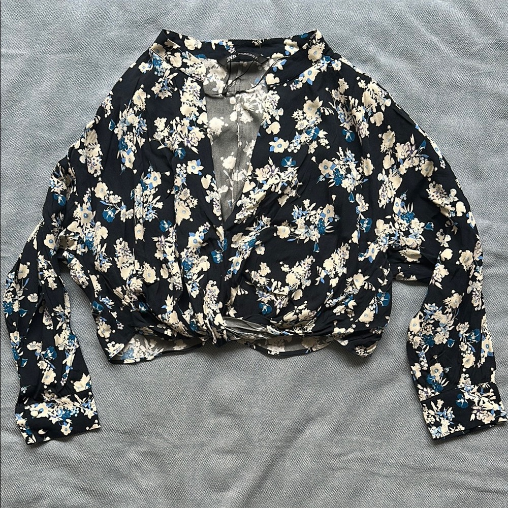 Floral Blue and Cream Blouse 🌸 3 for $17